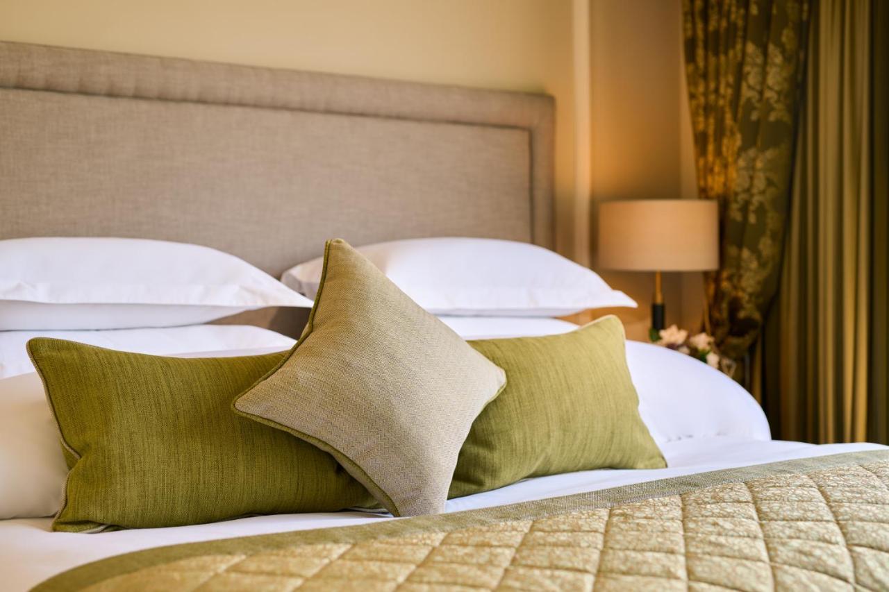 Castlemartyr Resort Hotel Exterior foto A bed with cushions